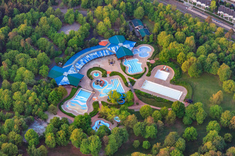 Leere Schwimmbecken am Badepark Wörth am Rhein im Bundesland Rheinland-Pfalz, Deutschland