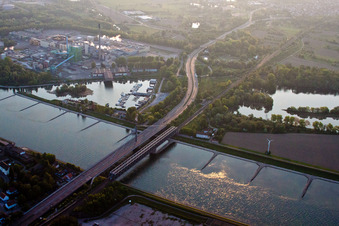 Streckenführung und Fahrspuren im Verlauf der Autobahn- Brücke - Rheinbrücke der BAB A10 in Wörth am Rhein im Ortsteil Maximiliansau im Bundesland Rheinland-Pfalz, Deutschland