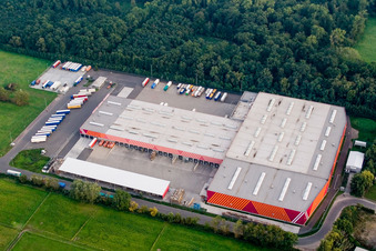 Luftaufnahme von Gebäude der Niederlassung des Baumarktes der Hornbach Zentrale im Ortsteil Industriegebiet Bornheim in Bornheim im Ortsteil Dreihof in Essingen im Bundesland Rheinland-Pfalz, Deutschland