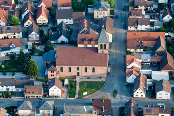 Luftbild von Kirchengebäude in Ötigheim im Bundesland Baden-Württemberg, Deutschland