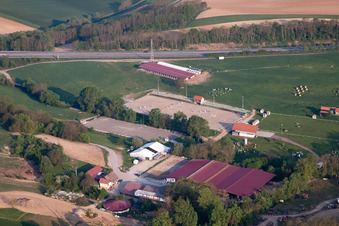 Luftaufnahme von Haras in Neewiller-près-Lauterbourg im Bundesland Bas-Rhin, Frankreich