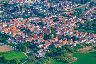 Luftaufnahme von Kath. Kirche St. Johannes der Täufer im Ortsteil Sondernheim in Germersheim im Bundesland Rheinland-Pfalz, Deutschland