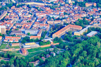 Stadtpark Fronte Lamotte mit   Weissenburger Torgebäude, Grabenwehrgebäude und ehemaligem Militärhospital am Paradeplatz in Germersheim im Bundesland Rheinland-Pfalz, Deutschland