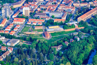 Luftbild von Stadtpark Fronte Lamotte mit Weissenburger Torgebäude, Grabenwehrgebäude und ehemaligem Militärhospital am Paradeplatz in Germersheim im Bundesland Rheinland-Pfalz, Deutschland