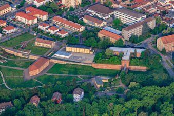 Stadtpark Fronte Lamotte mit Weissenburger Torgebäude, Grabenwehrgebäude in Germersheim im Bundesland Rheinland-Pfalz, Deutschland
