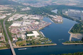 Rheinhafen und Einfahrt zum Hafen Germersheim im Bundesland Rheinland-Pfalz, Deutschland