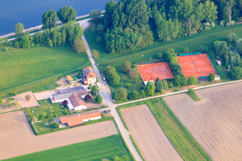 Tennisplätze am Rheinufer des TennisClub Rheinsheim und  Klubhäuser des WSC Rheintreue, Rheinsheim und KVB Rheinsheim in Philippsburg im Bundesland Baden-Württemberg, Deutschland