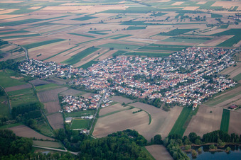 Ortsteil Mechtersheim in Römerberg im Bundesland Rheinland-Pfalz, Deutschland von einer Drohne aus