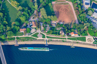 Luftbild von Schiffanlegestelle Speyer an der Rheinpromenade mit Kreuzfahrtschiff Viking im Bundesland Rheinland-Pfalz, Deutschland