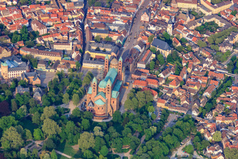 Dom zu Speyer und Domgarten im Bundesland Rheinland-Pfalz, Deutschland