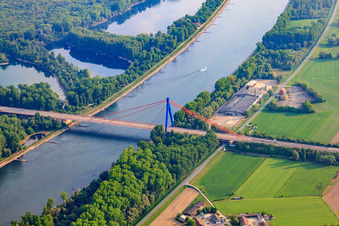 Luftbild von Autobahnbrücke der A61 über den Rhein nördlich von Speyer in Hockenheim im Bundesland Baden-Württemberg, Deutschland