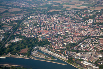 Luftbild von Ortschaft an den Fluss- Uferbereichen des Rhein in Speyer im Bundesland Rheinland-Pfalz, Deutschland