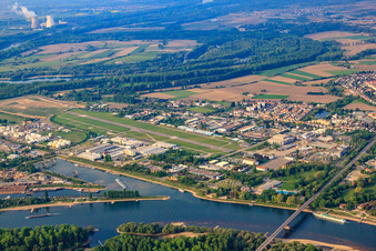 Einfahrt zum Neuen Hafen Speyer und Ölhafen Speyer am Flugplatz im Bundesland Rheinland-Pfalz, Deutschland