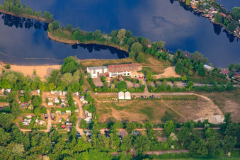 Hotel Darstein am Adriaweiher und Parlplatz zum Strandbad in Altrip im Bundesland Rheinland-Pfalz, Deutschland