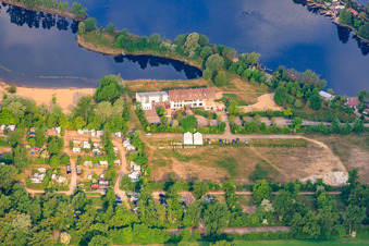 Luftbild von Hotel Darstein am Adriaweiher und Parlplatz zum Strandbad in Altrip im Bundesland Rheinland-Pfalz, Deutschland
