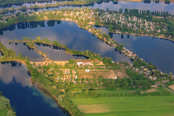 Luftaufnahme von Hotel Darstein am Adriaweiher und Parlplatz zum Strandbad in Altrip im Bundesland Rheinland-Pfalz, Deutschland