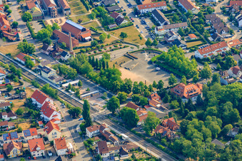 Bürgerplatz und Bahnhof in Jockgrim im Bundesland Rheinland-Pfalz, Deutschland