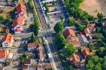 Luftaufnahme von Bahnübergang Bahnhofstr in Jockgrim im Bundesland Rheinland-Pfalz, Deutschland
