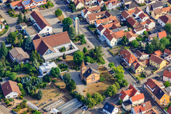 Rathaus der Ortsgemeinde und Pfarrkirche St. Georg in Jockgrim im Bundesland Rheinland-Pfalz, Deutschland