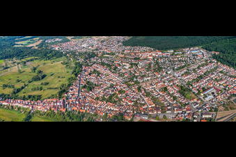 Panorama der Stadt von Osten in Jockgrim im Bundesland Rheinland-Pfalz, Deutschland