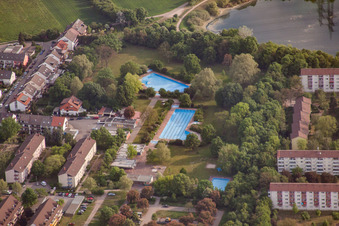 Parkschwimmbad im Ortsteil Rheinau in Mannheim im Bundesland Baden-Württemberg, Deutschland