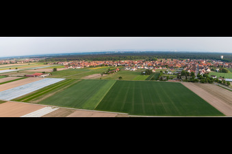Panorama der Dorfansicht von Norden in Hatzenbühl im Bundesland Rheinland-Pfalz, Deutschland