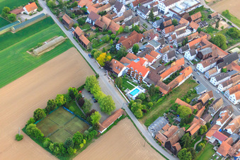 Schrägluftbild von Tennisplatz, Pool und Parkplatz hinter dem Hayna Hotel Krone in Herxheim bei Landau im Bundesland Rheinland-Pfalz, Deutschland