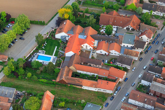Pool und Parkplatz am Hayna Hotel Krone in Herxheim bei Landau im Bundesland Rheinland-Pfalz, Deutschland