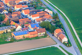 Schrägluftbild von Stoffhalle Kissenzauber in der Brehmstr im Ortsteil Minderslachen in Kandel im Bundesland Rheinland-Pfalz, Deutschland