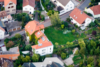 Schrägluftbild von Pfarrgasse in Siebeldingen im Bundesland Rheinland-Pfalz, Deutschland