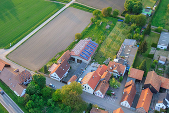 Luftbild von Stoffhalle Kissenzauber in der Brehmstr im Ortsteil Minderslachen in Kandel im Bundesland Rheinland-Pfalz, Deutschland