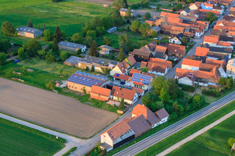 Luftaufnahme von Stoffhalle Kissenzauber in der Brehmstr im Ortsteil Minderslachen in Kandel im Bundesland Rheinland-Pfalz, Deutschland