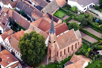 Kirchengebäude im Dorfkern in Birkweiler im Bundesland Rheinland-Pfalz, Deutschland