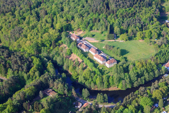 Schrägluftbild von Altschloßstraße 2-8 in Eppenbrunn im Bundesland Rheinland-Pfalz, Deutschland