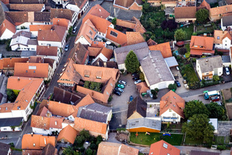 Schrägluftbild von Dorf - Ansicht von Birkweiler im Bundesland Rheinland-Pfalz, Deutschland