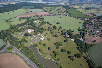 Luftbild von Automarkt at Highnam Court near Lassington im Bundesland England, Großbritanien