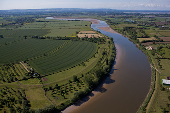 Schrägluftbild von Knie des River Severn near Oakle Street im Bundesland England, Großbritanien