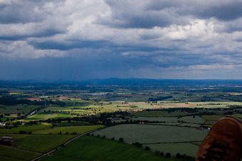 Regenwolken links voraus in Ripple im Bundesland England, Großbritanien