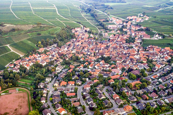 Winzerdorf von Norden in Ilbesheim bei Landau im Bundesland Rheinland-Pfalz, Deutschland