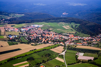 Luftbild von Ortschaft von Süden im Ortsteil Strümpfelbrunn in Waldbrunn im Bundesland Baden-Württemberg, Deutschland