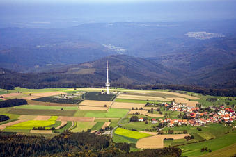 Schrägluftbild von Fernmeldeturm- Bauwerk und Fernsehturm Katzenbuckel im Ortsteil Reisenbach in Mudau im Bundesland Baden-Württemberg, Deutschland