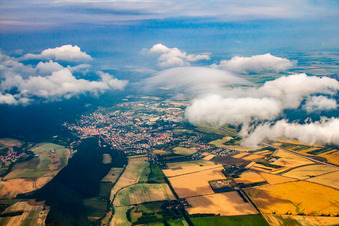 Blankenburg von Osten unter Wolken im Bundesland Sachsen-Anhalt, Deutschland
