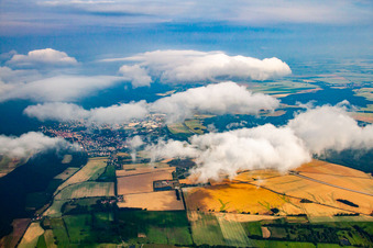 Luftbild von Blankenburg von Osten unter Wolken im Bundesland Sachsen-Anhalt, Deutschland