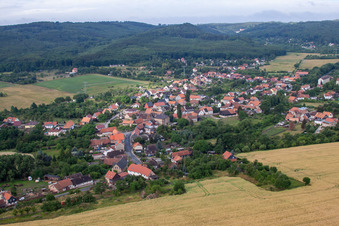 Dorf - Ansicht am Rande von landwirtschaftlichen Feldern und Nutzflächen in Wienrode in Blankenburg im Bundesland Sachsen-Anhalt, Deutschland
