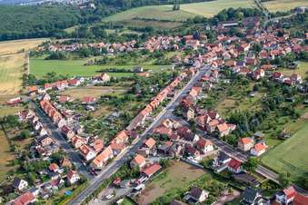 Dorf - Ansicht am Rande von landwirtschaftlichen Feldern und Nutzflächen in Cattenstedt in Blankenburg im Bundesland Sachsen-Anhalt, Deutschland