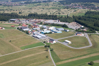 Gebäude und Produktionshallen auf dem Werksgelände corthum Nordschwarzwald GmbH - corthum Erdenwerk im Ortsteil Pfaffenrot in Marxzell im Bundesland Baden-Württemberg, Deutschland