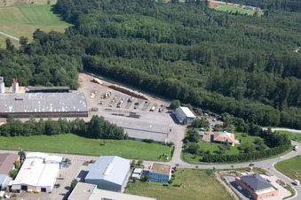 Luftaufnahme von Gebäude und Produktionshallen auf dem Werksgelände corthum Nordschwarzwald GmbH - corthum Erdenwerk im Ortsteil Pfaffenrot in Marxzell im Bundesland Baden-Württemberg, Deutschland