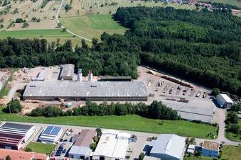 Schrägluftbild von Gebäude und Produktionshallen auf dem Werksgelände corthum Nordschwarzwald GmbH - corthum Erdenwerk im Ortsteil Pfaffenrot in Marxzell im Bundesland Baden-Württemberg, Deutschland