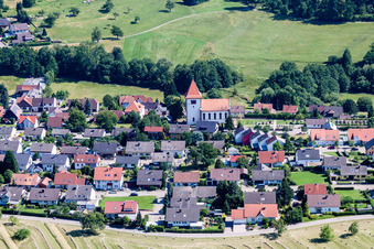 Kirchengebäude im Dorfkern im Ortsteil Langenalb in Straubenhardt im Bundesland Baden-Württemberg, Deutschland