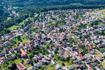 Ortsansicht der Straßen und Häuser der Wohngebiete in Pfaffenrot in Marxzell im Bundesland Baden-Württemberg, Deutschland